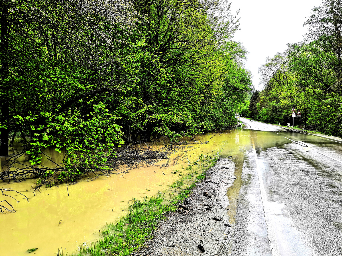 Весеннее подтопление дороги на участке между селом Хамышки и поселком Гузерипль