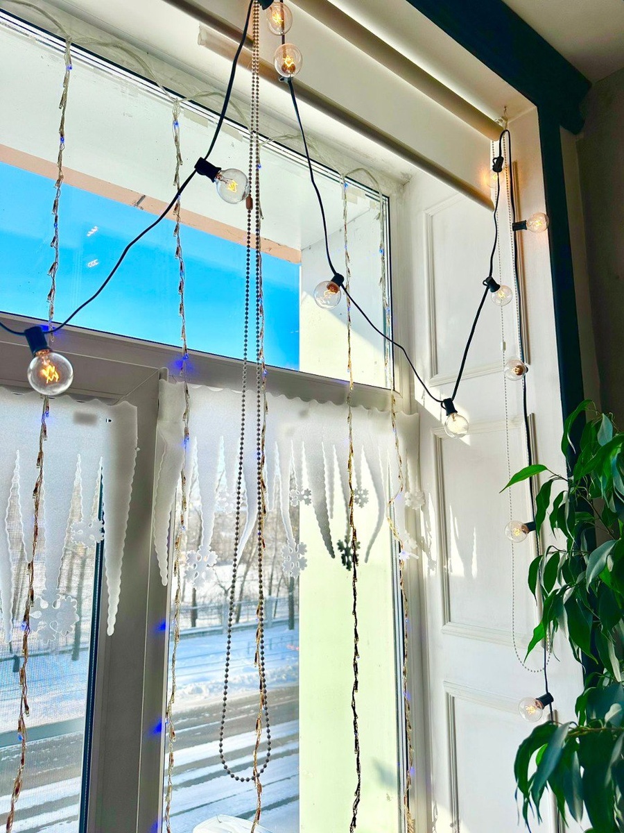 Это мы на Новый год украсили окна в нашем офисе в Комсомольске-на-Амуре