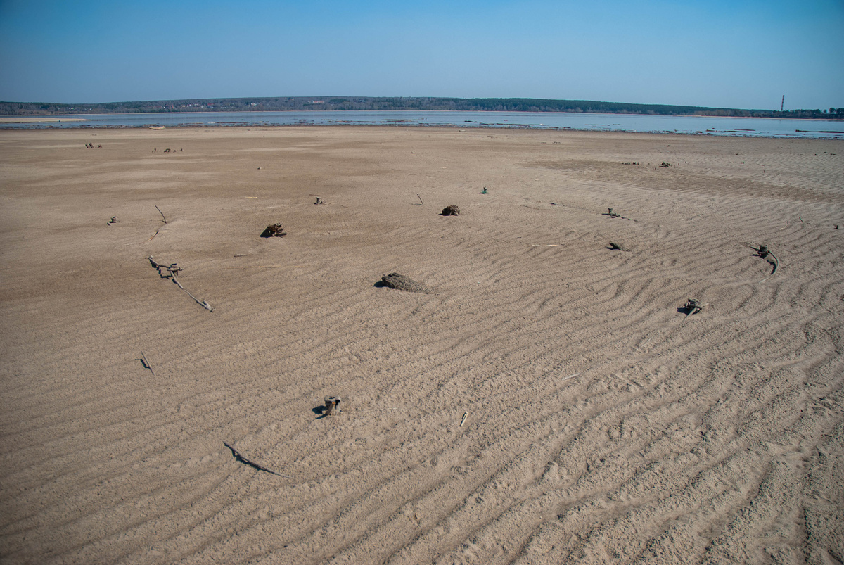 Вбитые колышки в землю, к которым приварен стальной трос. Всё вместе образует замкнутый контур.