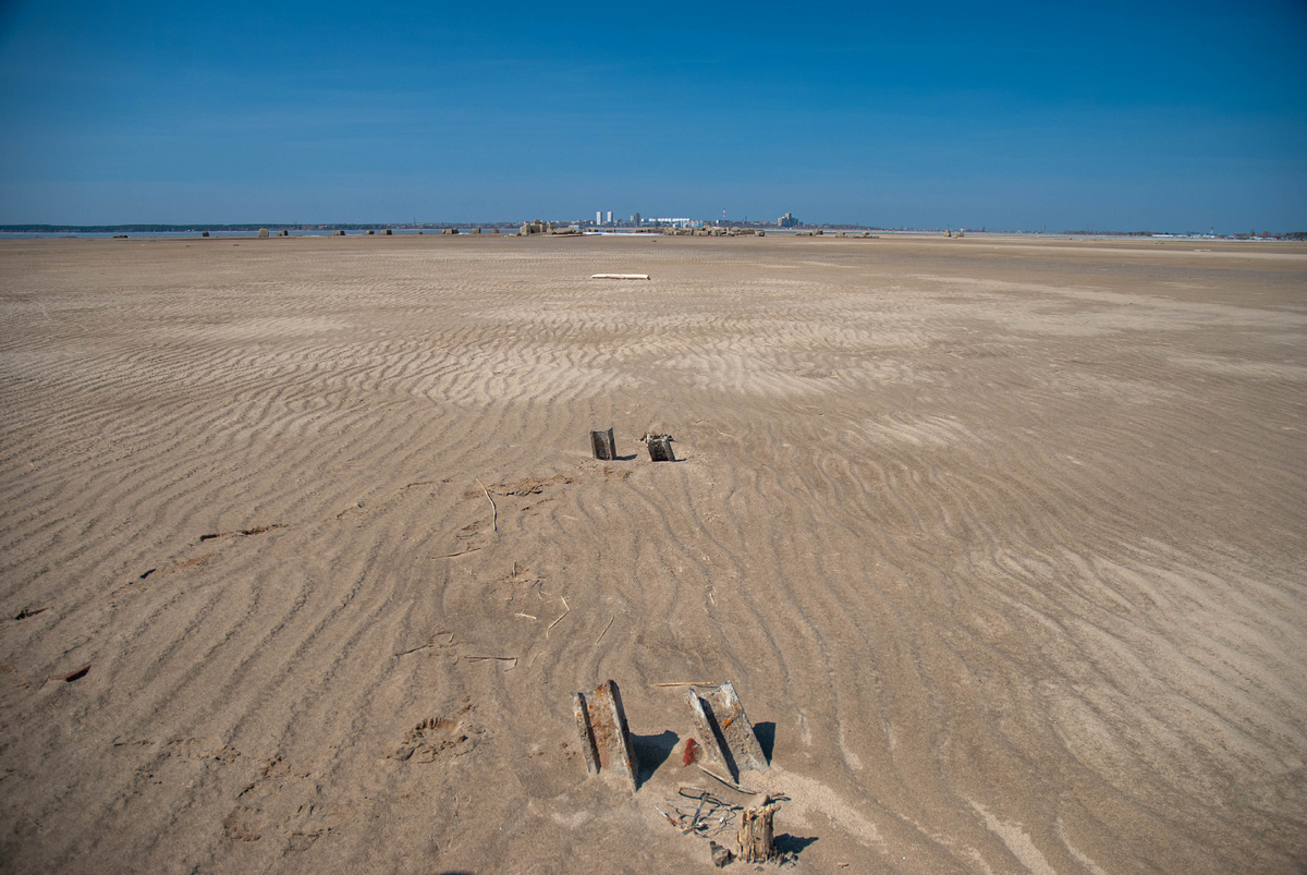 Странные вертикальные рельсы.