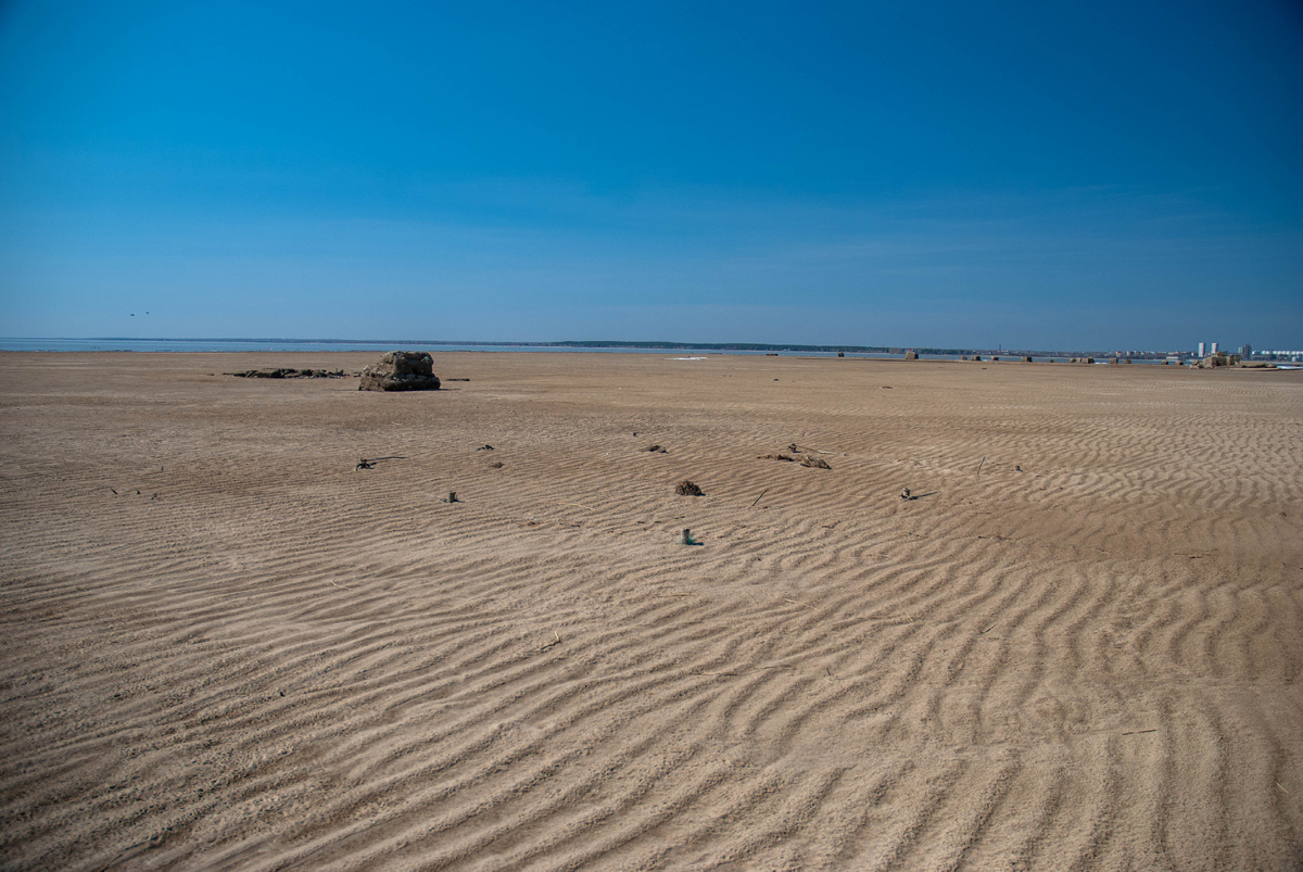 Вбитые колышки в землю, к которым приварен стальной трос. Всё вместе образует замкнутый контур.