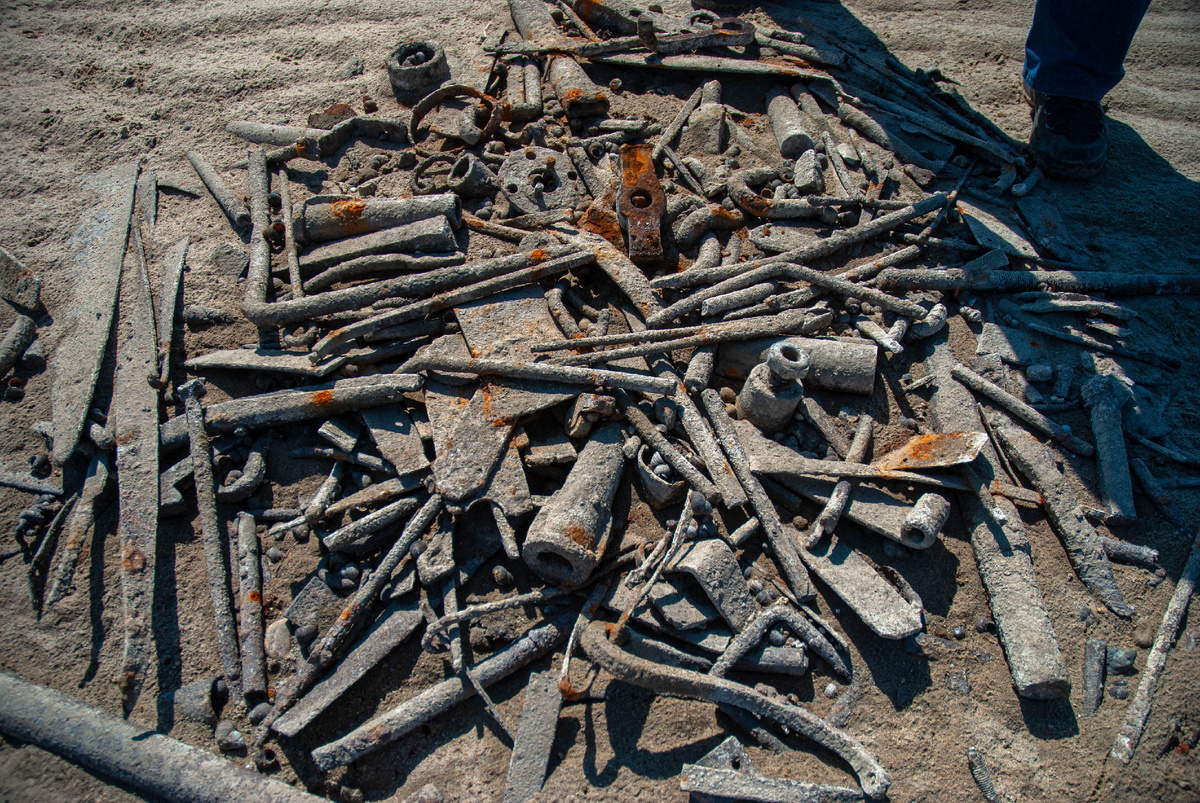 Кучки металла.