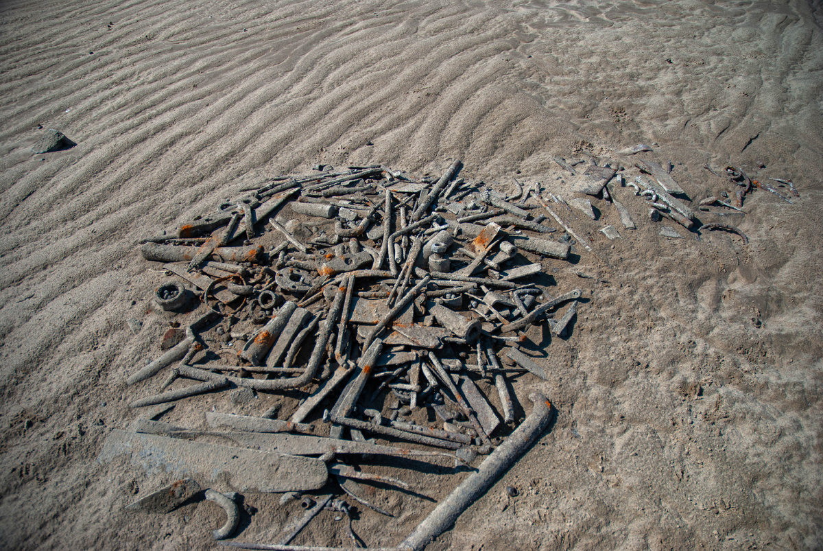 Кучки металла.