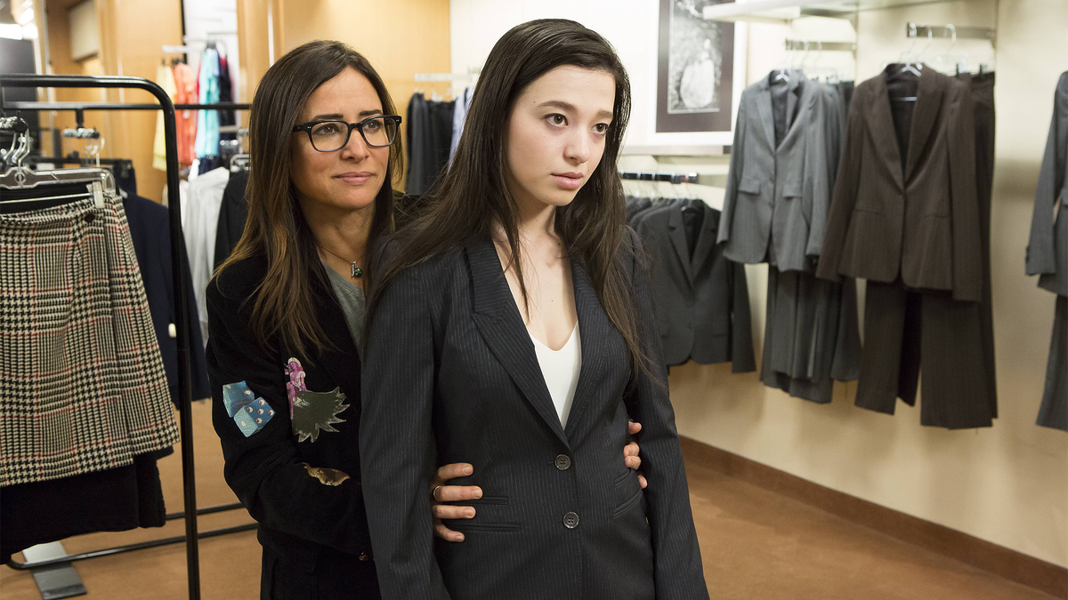 Памела Адлон и Майки Мэдисон на кадре из сериала «Всё к лучшему»