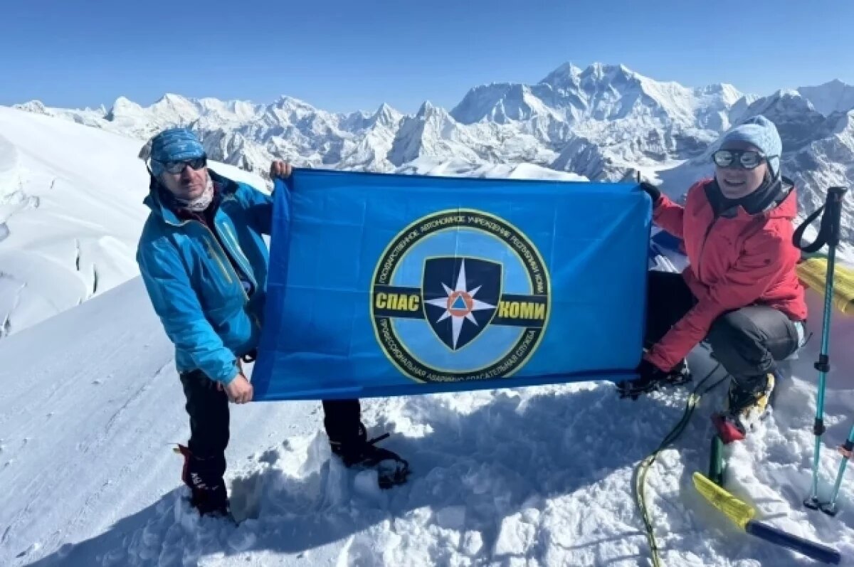    Георгий Шулепов водрузил флаг спасателей Коми на гору Мера Пик в Непале