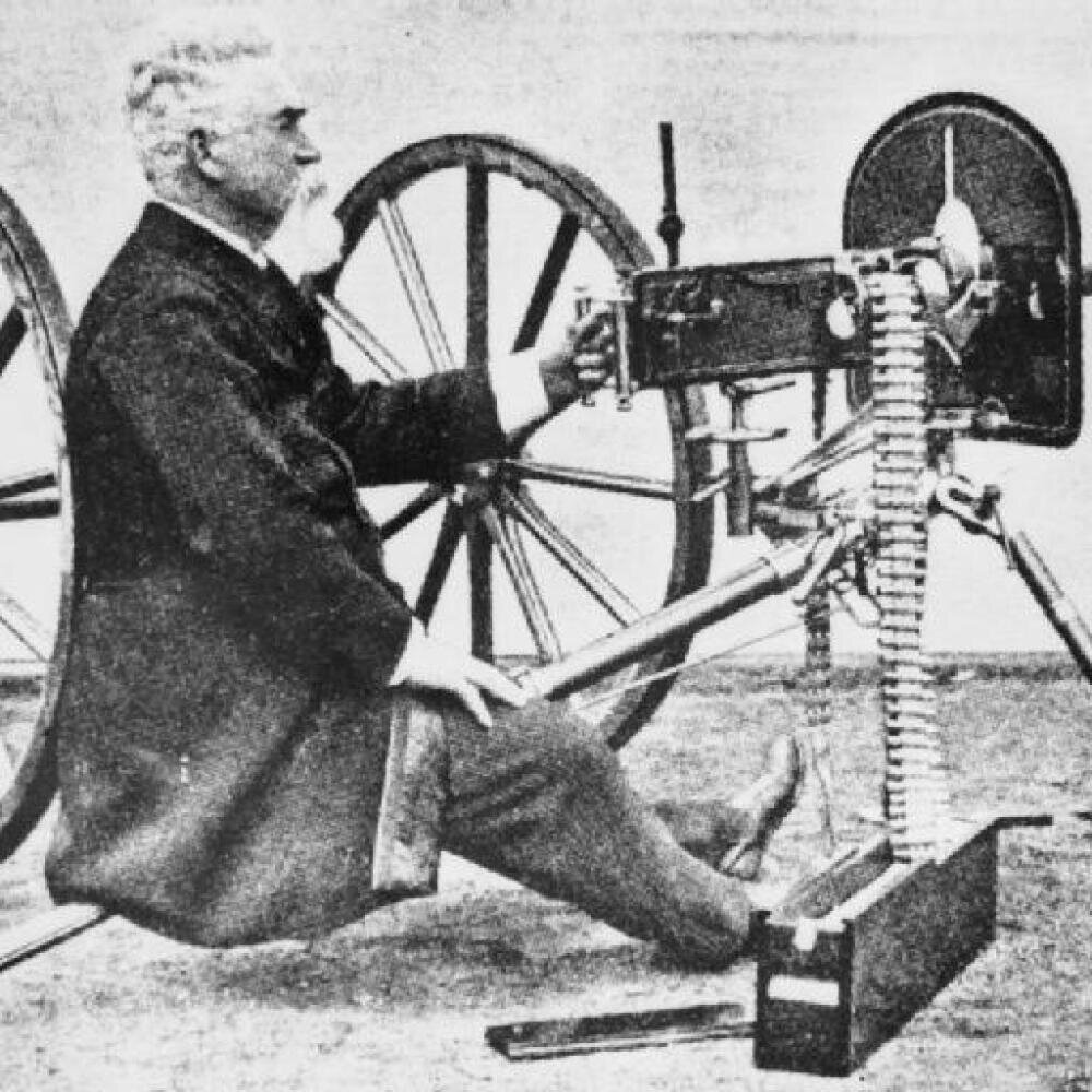 Хайрем Максим со своим оружием. Фото. 