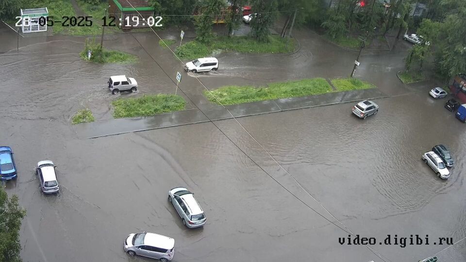    В Бийске затопило улицы после дождя. Источник: vk.com/incident_22
