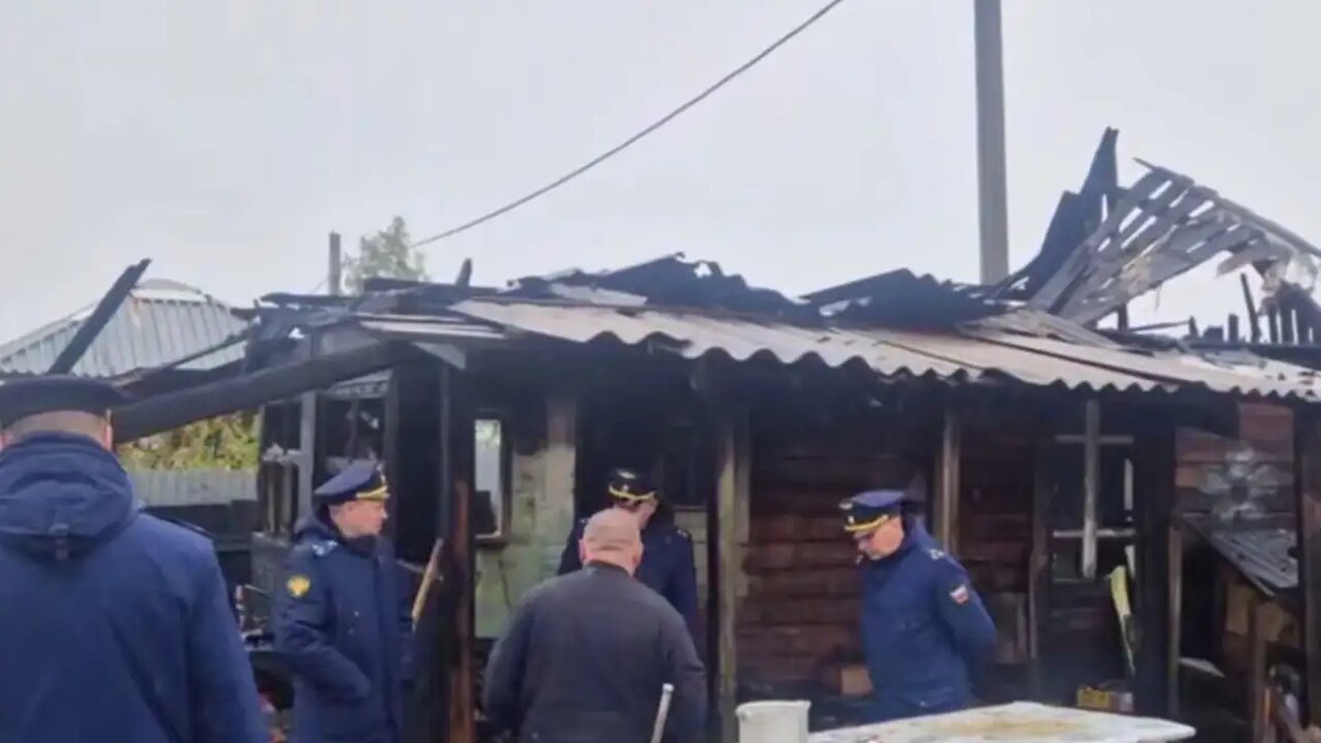    Представители правоохранительных органов работают на месте массового убийства в Байкальске.