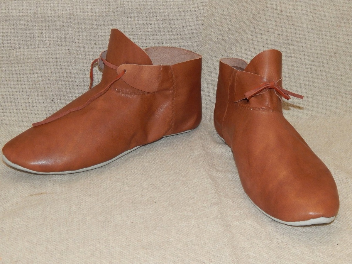 Ботинки из Дордрехта XIV век. ПОзднее Средневековье. Как говорится найдите три отличия. 