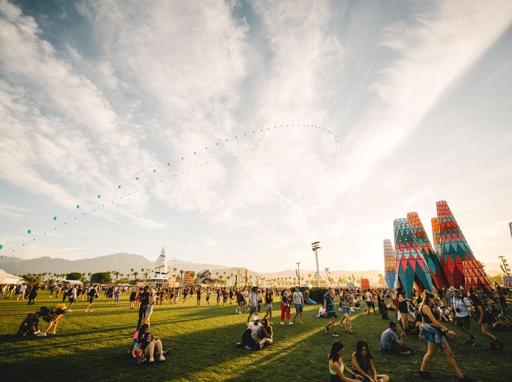 Интересный факт:
Организаторы специально выбрали это место — удалённое от Лос-Анджелеса (201 км), чтобы создать атмосферу "путешествия-погружения".                                                                 Как сказал сооснователь Пол Толлетт:
"Мы хотели, чтобы люди устали, проклинали фестиваль к воскресенью... Это ощущение Коачеллы — оно накрывает тебя." И готовьтесь к жаре: температура здесь колеблется от +6°C ночью до +41°C днём.