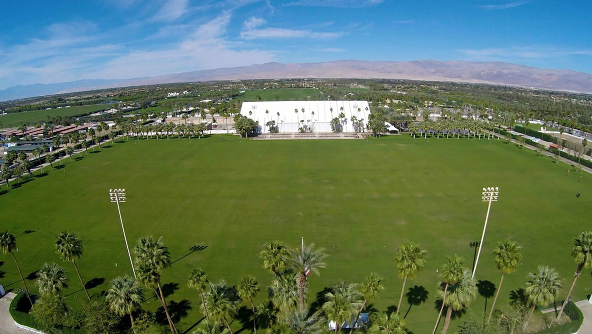 Интересный факт:
Организаторы специально выбрали это место — удалённое от Лос-Анджелеса (201 км), чтобы создать атмосферу "путешествия-погружения". Как сказал сооснователь Пол Толлетт:
"Мы хотели, чтобы люди устали, проклинали фестиваль к воскресенью... Это ощущение Коачеллы — оно накрывает тебя." И готовьтесь к жаре: температура здесь колеблется от +6°C ночью до +41°C днём.