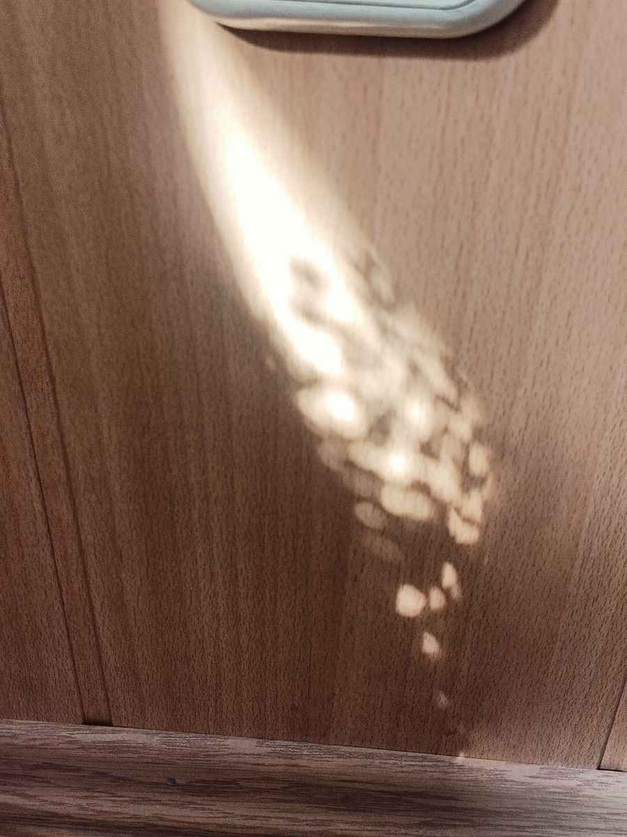 Случайно пойманная игра света-тени в мастерской. 