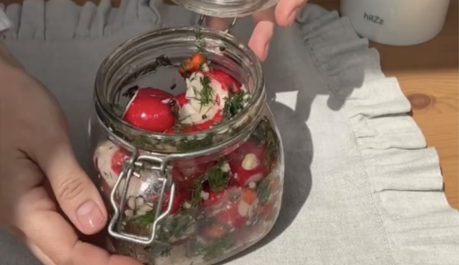 Маринованная редиска за 5 минут (и пару часов в холодильнике)