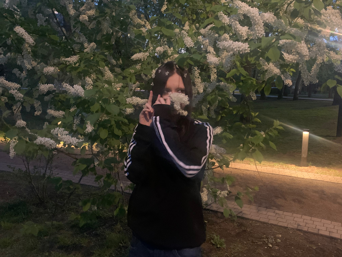 Эвелина, вторая дочь.