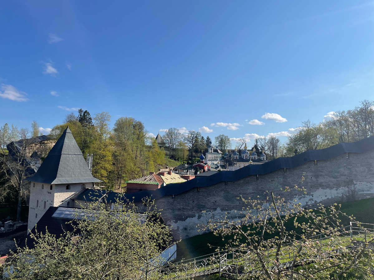 Панорамный вид на Печоры, монастырь словно на ладони, но ни разу не был захвачен