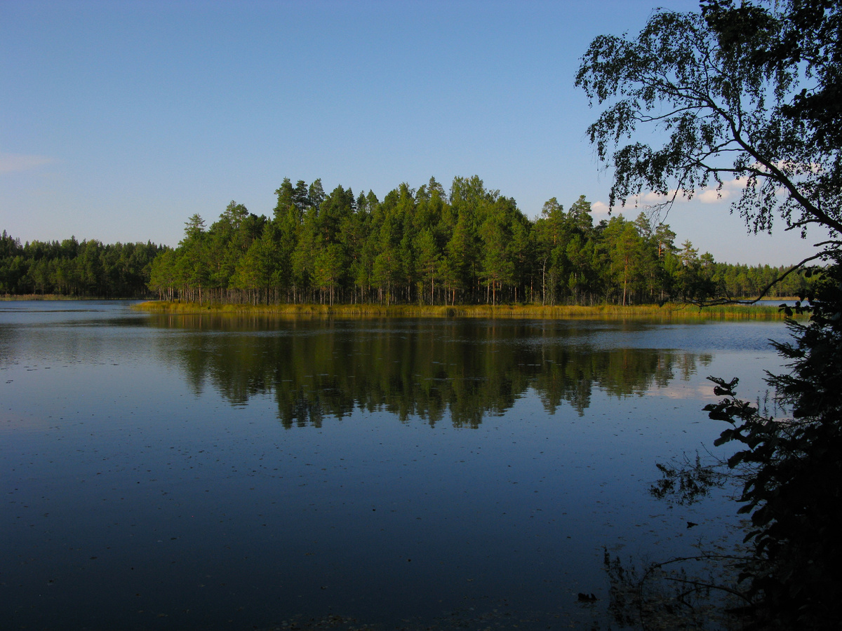 Озеро Недоступное. Вид со стоянки на остров.