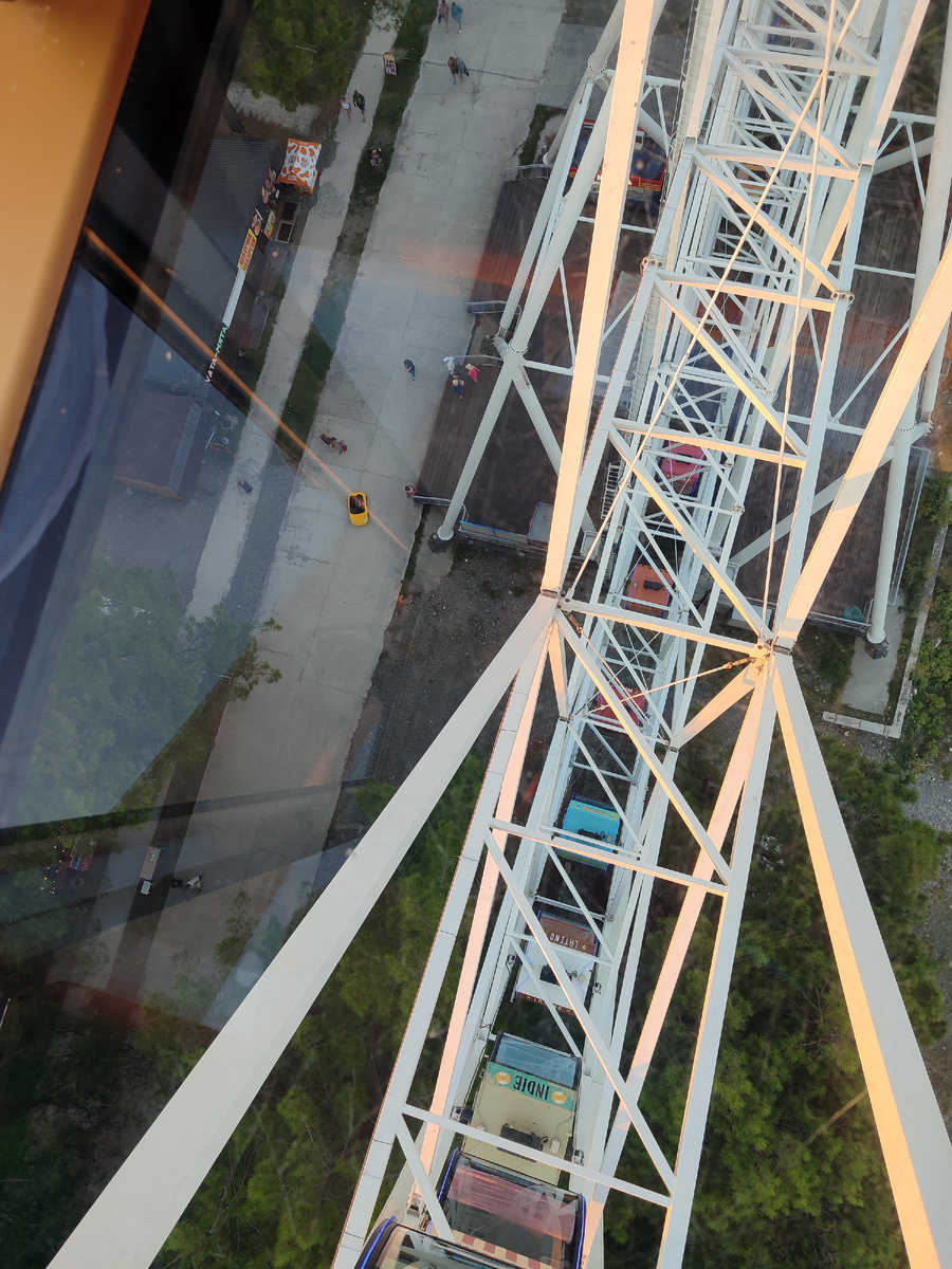 Вид вниз из кабины колеса обозрения