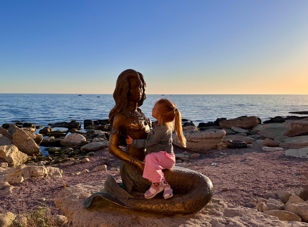 Это не я с хвостом, это русалка на набережной в Актау 