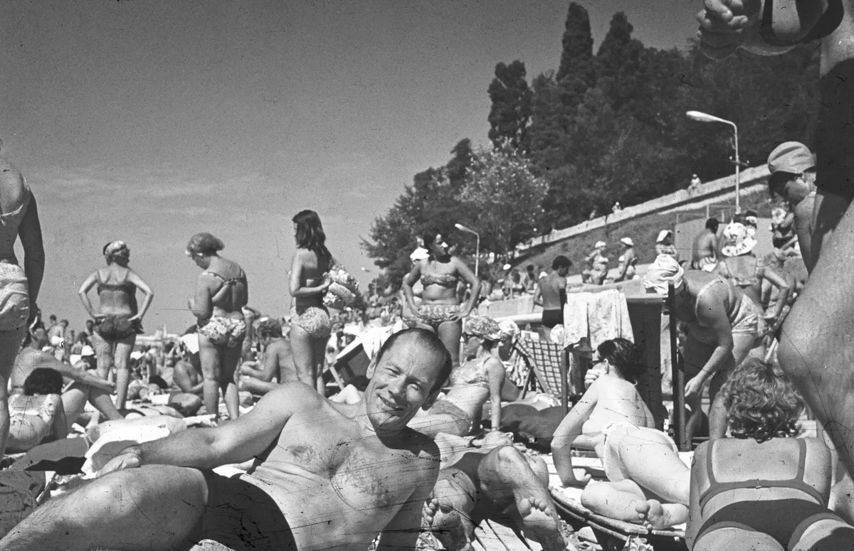 Отдыхающие советские люди на пляже