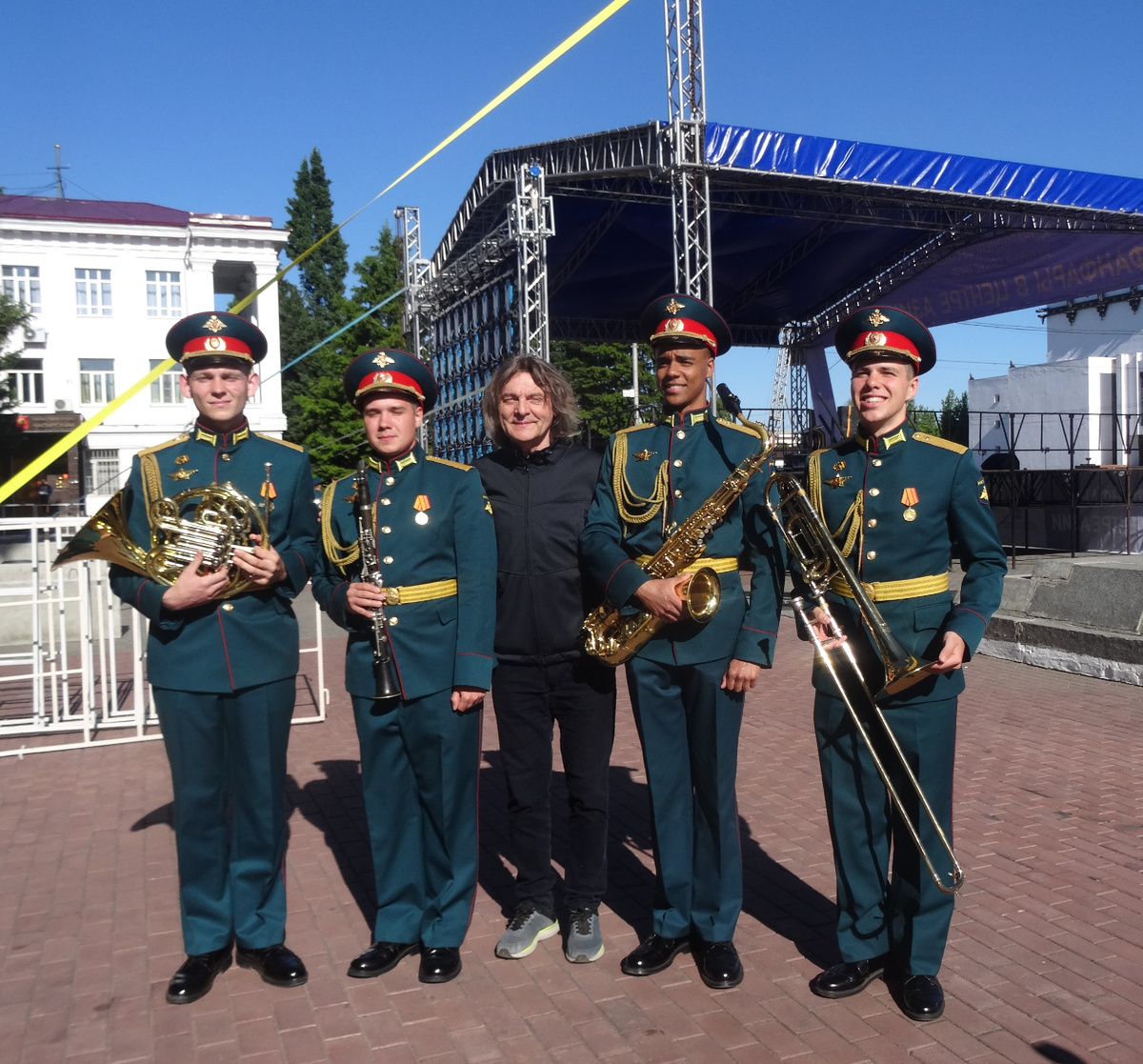 В центре – Аркадий Шилклопер («Фанфары в центре Азии – 2021»)