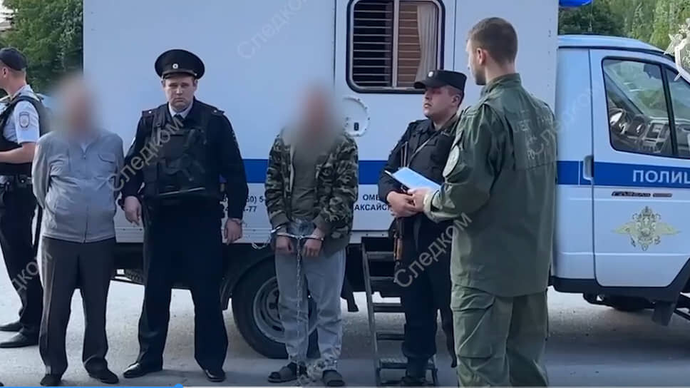 Фото: Обвиняемый с конвоем. Фото пресс–службы СК России по Ростовской области