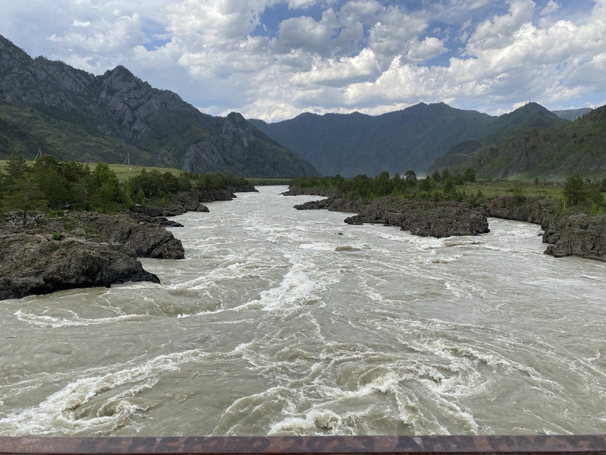 Катунь у Ороктойского моста весной.