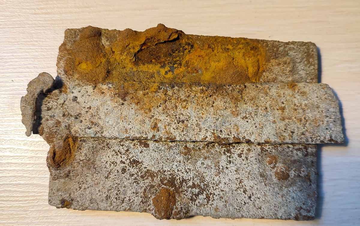 Табличка, найденная на месте бетонных блоков с крепёжками возле о. Тайвань (Тань-Вань). Апрель 2025г.