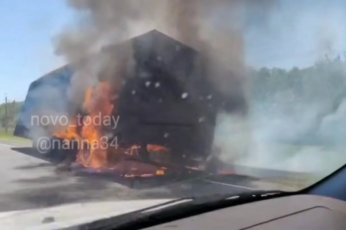    Пылающую на трассе фуру засняли на видео волгоградцы