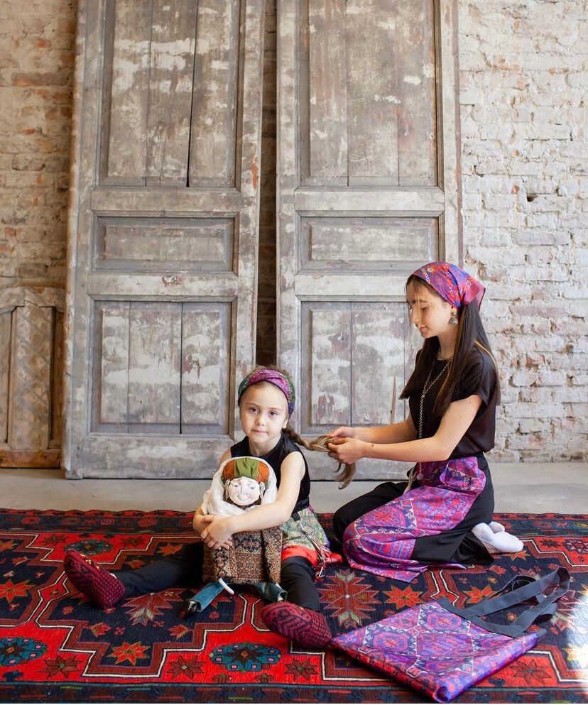 Яркие ковровые принты - это изюминка Каринэ