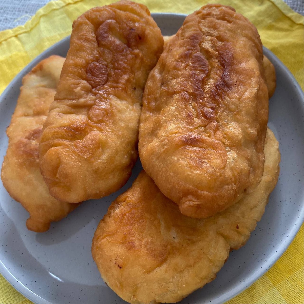 вот такие румяные апетитные, ароматные пирожки получаются, совсем как в дедстве у бабушки, я пеку их с запасом на несколько дней.