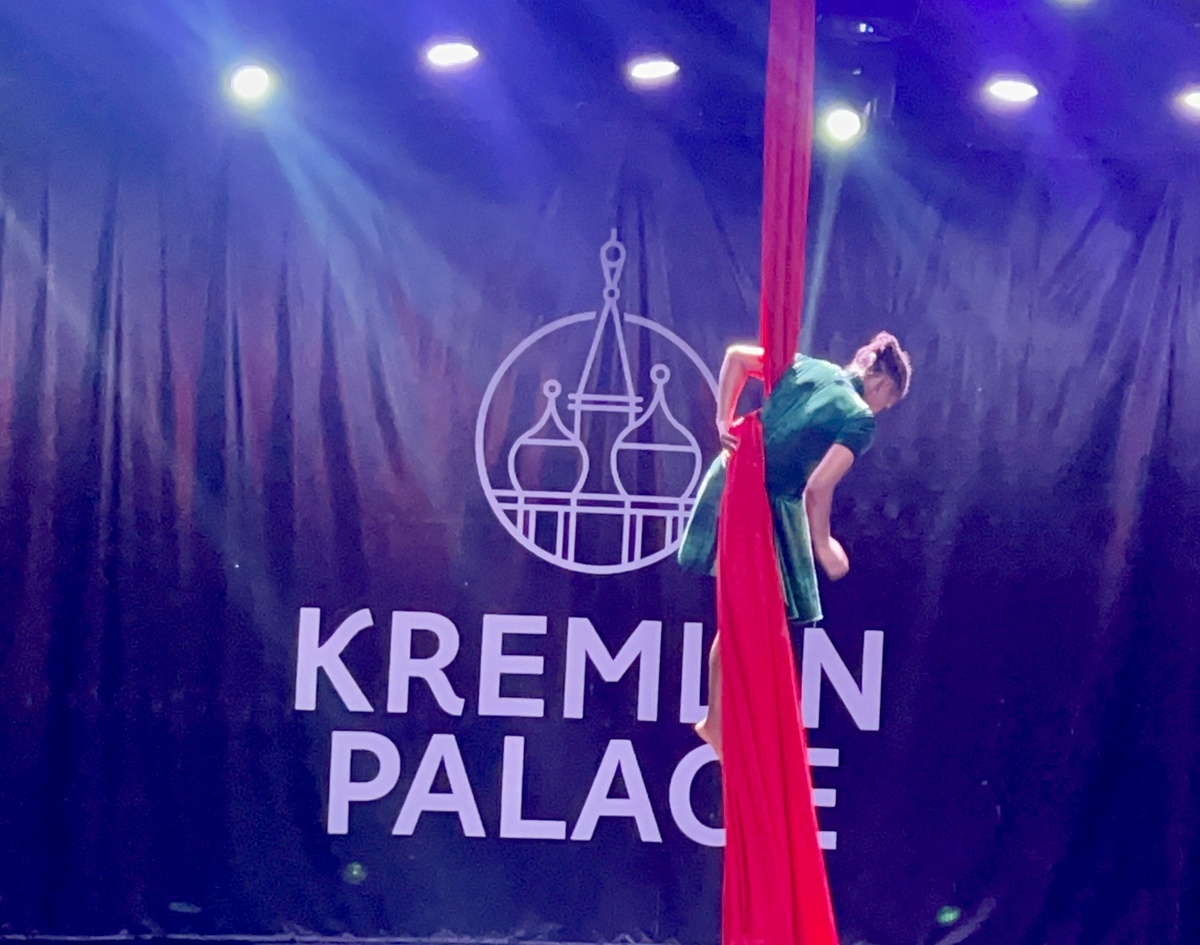 Выступления акробатов из Египта.