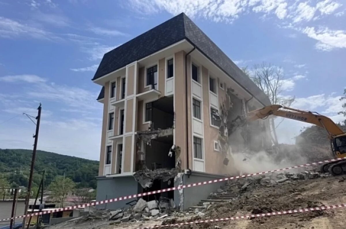    В Сочи сносят незаселенный многоквартирный дом и коммерческую постройку