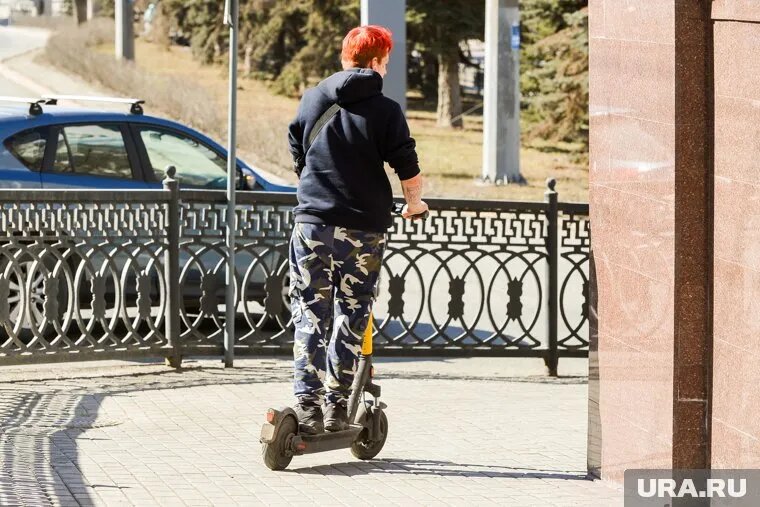 Самокатчик причинил пенсионерке вред. Фото: Вадим Ахметов © URA.RU