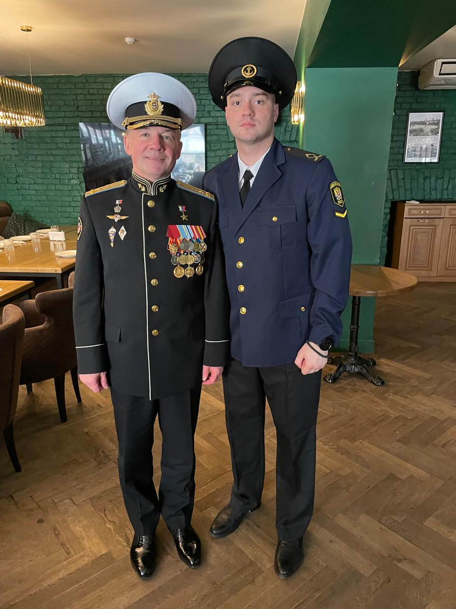На фото - Герой России полковник Ю.В. Лончаков с сыном Кириллом