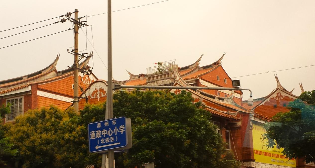 Fot.1. Крышные украшения в Цюаньчжоу выполнены в типичном для Хокло стиле «ласточкин хвост». Фото автора