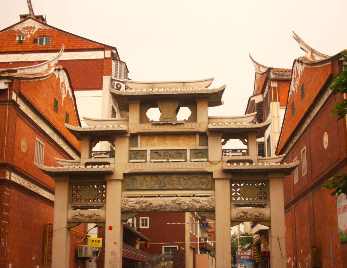 Fot.2. Крышные украшения в Цюаньчжоу выполнены в типичном для Хокло стиле «ласточкин хвост». Фото автора