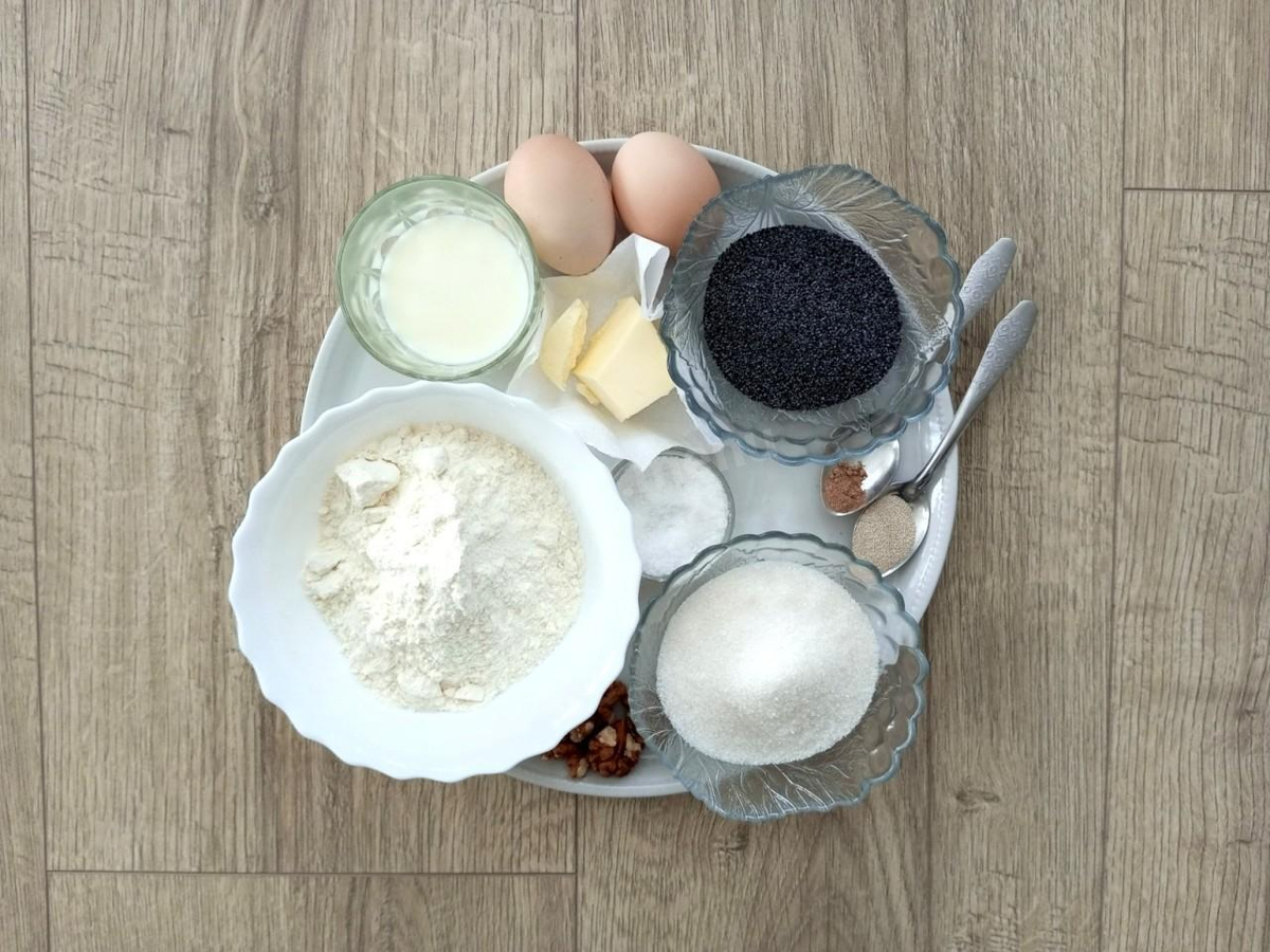 Как сделать улитку с маком из дрожжевого теста в домашних условиях? Для начала подготовьте необходимые ингредиенты. Муку просейте через сито, чтобы она обогатилась кислородом. Тогда тесто быстрее поднимется, а выпечка получится мягкой и воздушной.