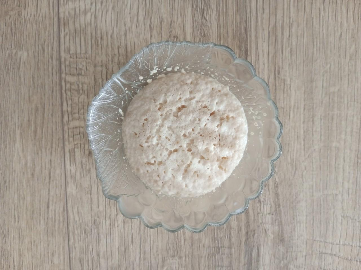 Молоко подогрейте до теплого состояния. В небольшой пиале соедините 50 мл теплого молока, сухие быстродействующие дрожжи и 1 ч.л. сахара. Хорошо перемешайте и оставьте на 10 минут до образования пузырьков на поверхности. О том, какие лучше выбрать дрожжи читайте в статье, ссылка под шагами.