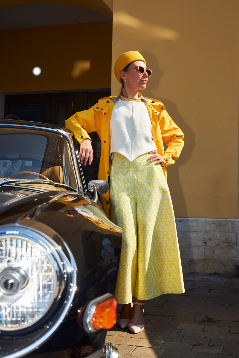 Кюлоты, жилет IVASI, шляпка Nosinabok, плащ ONICAPE