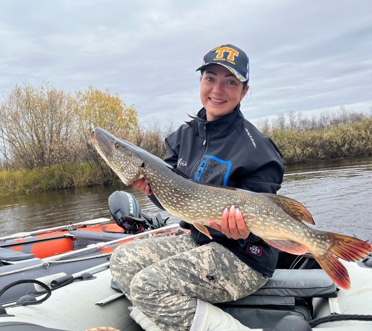 Анастасия Иванова с щукой. Фото: из личного архива Анастасии Ивановой