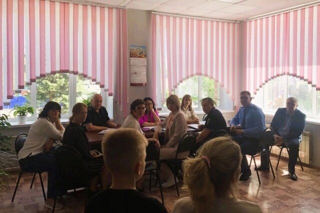    С ребёнком и его родителями провели профилактическую беседу. Фото: администрация Усть-Донецкого района