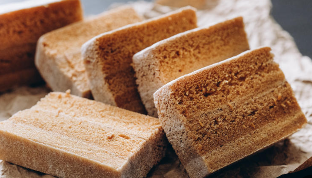 Я, например, обожаю яблочную пастилу. Она, конечно, калорийная, но и очень даже полезная. 