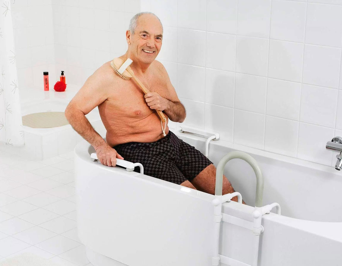 Пожилой человек готовится к купанию в ванной