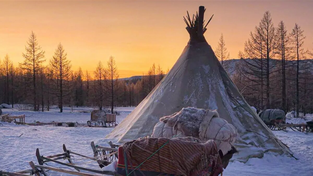 Чум на фоне северного заката — символ тишины, силы и настоящей дружбы.
