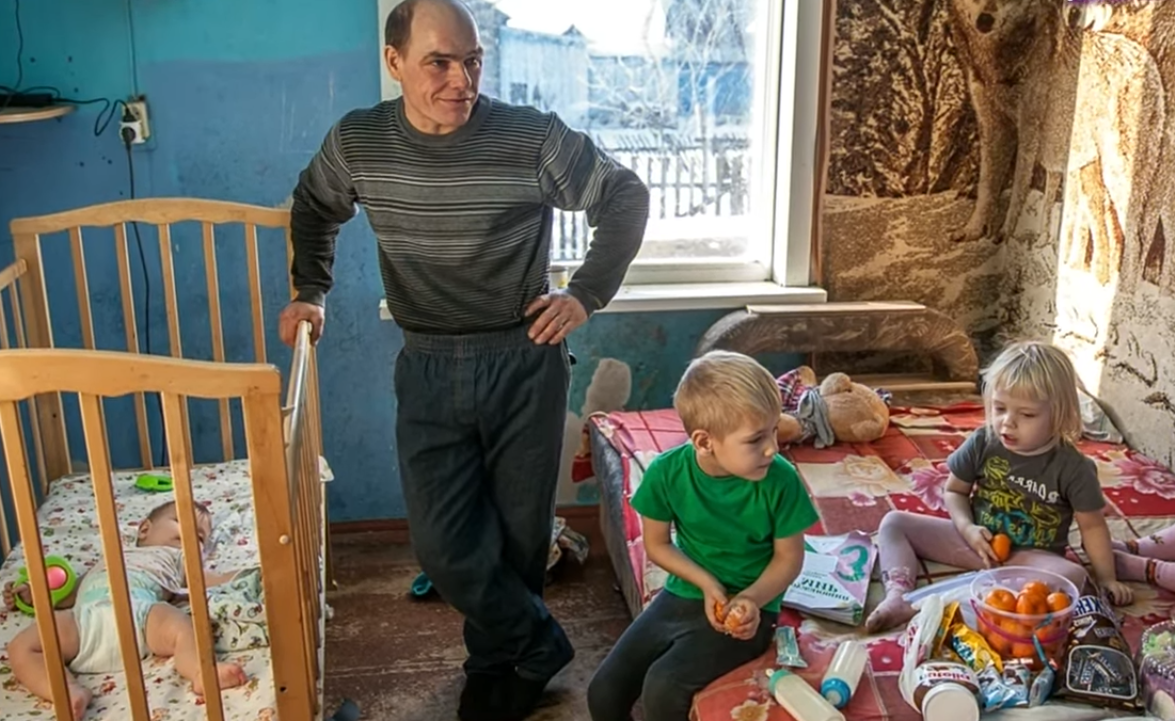 Михаил с детьми. Фото взято в качестве иллюстрации. Источник: "Яндекс картинки"