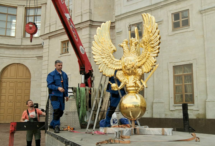 Фото: https://online47.ru/2024/05/30/trekhglavyy-orel-vernulsya-na-bashnyu-rotondy-gatchinskogo-dvortsa-198136