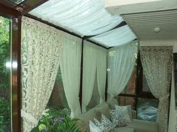 Ну, без верхней, совершенно непонятной для меня застекленной крыши, а вот как эти нижние шторы - нормально было бы. Но видно, что тюль тут на окнах по цене крылышка вертолетика. 