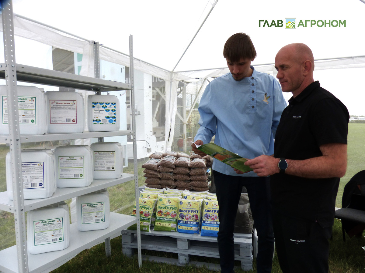 Фото:© Светлана Даренских / Glavagronom.ruИсполнительный директор компании Экохарвест Рустам Намитоков и помощник руководителя Виктор Тимофеев