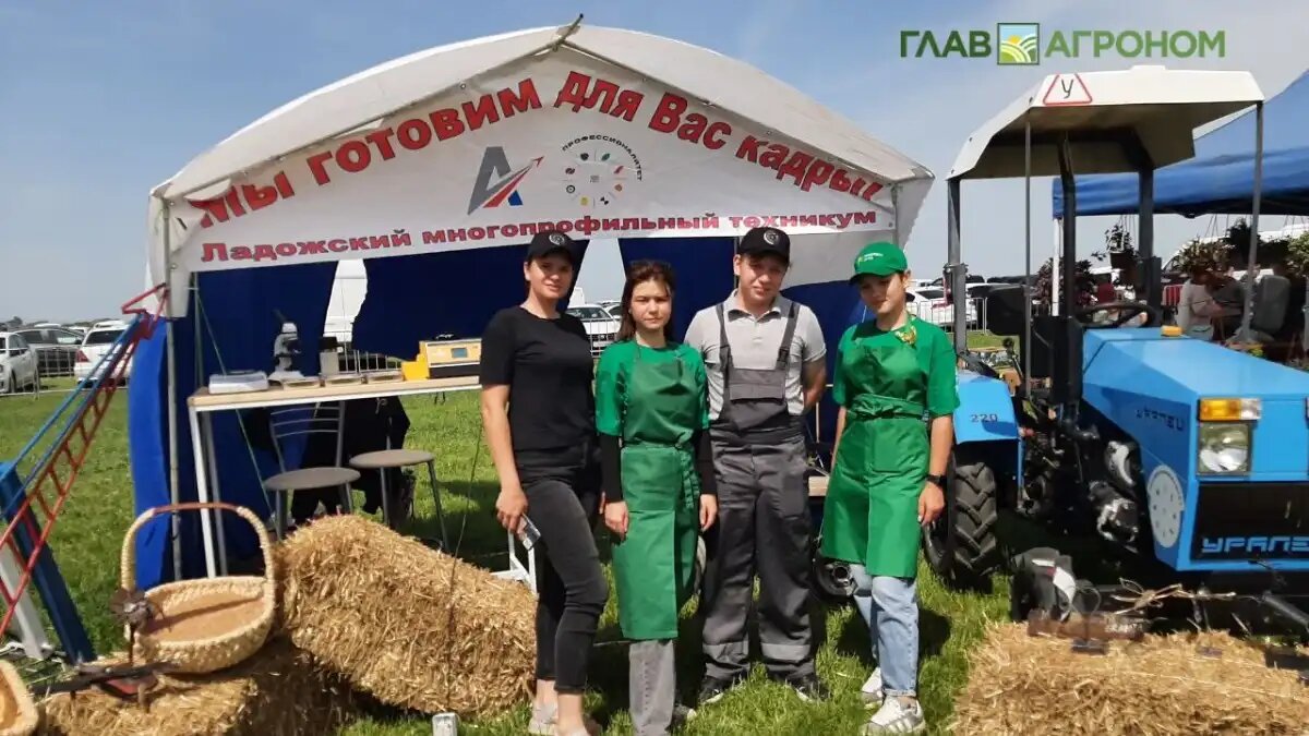 Фото:© Светлана Даренских / Glavagronom.ru
Студенты Ладожского многопрофильного техникума Мария Киселёва, Вера Ткачева, Михаил Гаджос и Егор Барышник на выставке ЗОЛОТАЯ НИВА