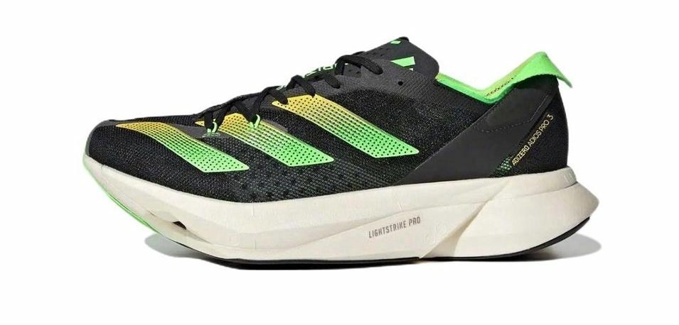 adidas Adizero - популярная гоночная модель для марафонов и полумарафонов. Подходит профессиональным бегунам и продвинутым любителям для соревнований на длинные дистанции по шоссе.
Амортизация из 2 слоев передовой пены Lightstrike Pro — это лучшая пена adidas по сочетанию амортизации, легкости и отскока при отталкивании. В передней части подошвы встроены карбоновые трубки, помогающие отталкиванию. В задней части установлена карбоновая пластина для стабилизации пятки. Верх гибкий, лёгкий и хорошо продуваемый, но при этом плотный и прочный.